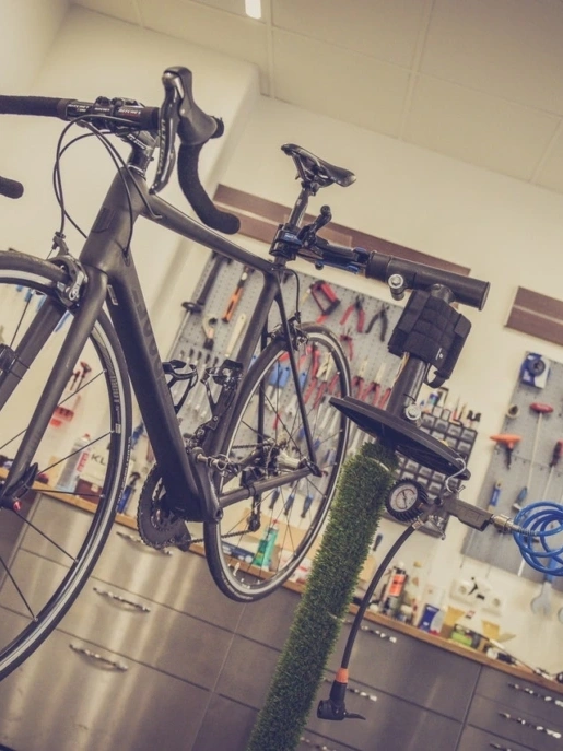 Kunststof tegels: de ideale vloer voor uw fietsenwinkel