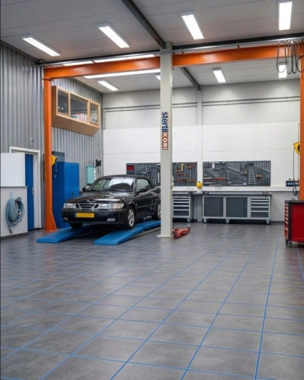 Vloeistofdichte PVC garagevloer installatie door Takens Bedrijfsvloeren