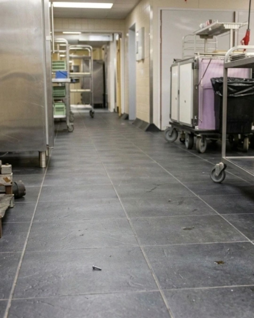 Detail van een vloeistofdichte PVC vloer met thermische lasnaad
