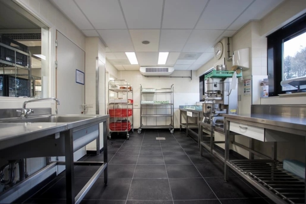 HACCP geschikte PVC kliktegelvloer in professionele horecakeuken