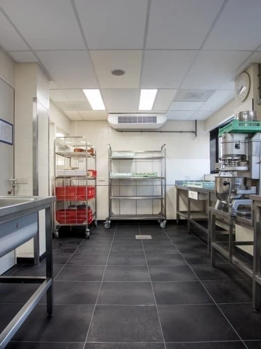 Aan welke eisen moet een HACCP vloer voldoen in een grootkeuken?
