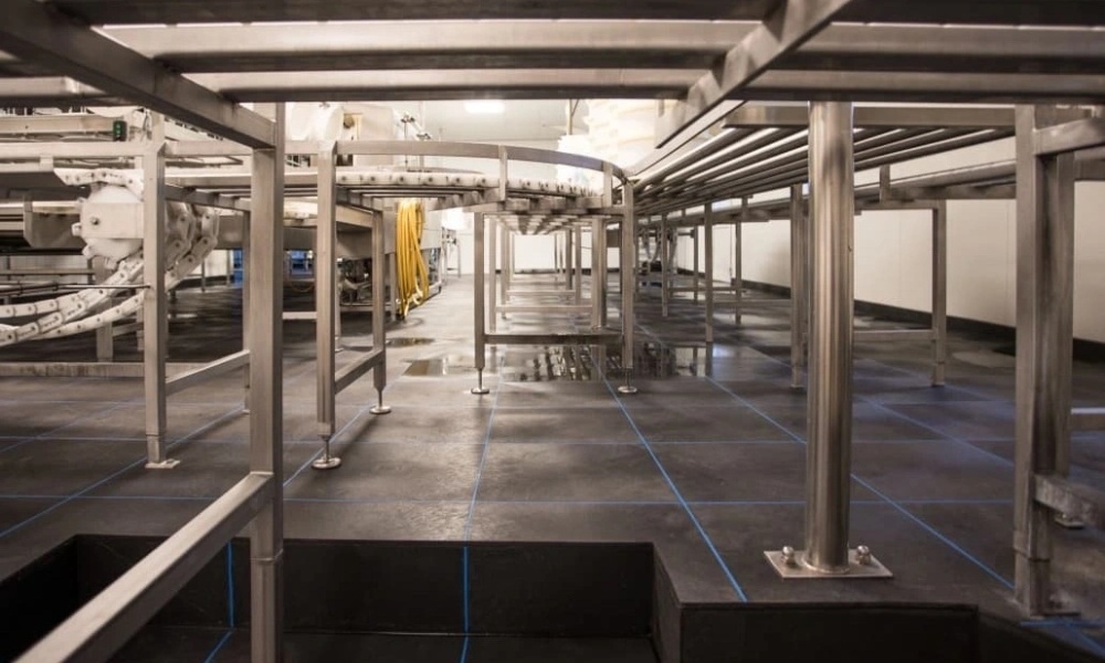 Thermisch gelaste PVC kliktegels zorgen voor een volledig vloeistofdichte HACCP vloer.