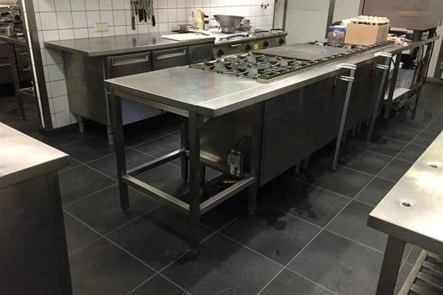 Vloeistofdichte HACCP vloer in een professionele grootkeuken.