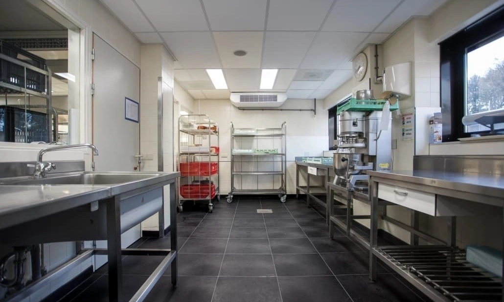 Aan welke eisen moet een HACCP vloer voldoen in een grootkeuken?