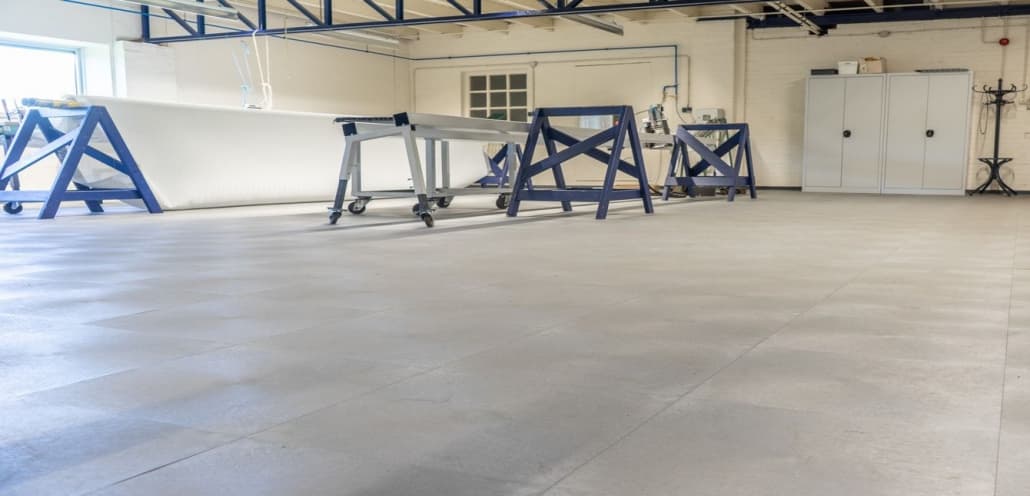 werkplaats vloer van pvc grijs gekleurd